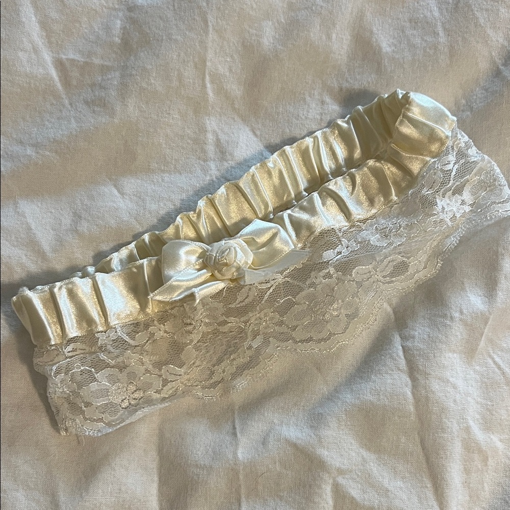 Elegant Cream Lace Garter